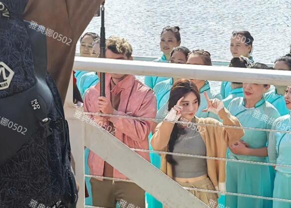 冯提莫本人太幻灭了，真的超矮1米5也没有跟一群老太太站在一起还矮大半个头，头大腿