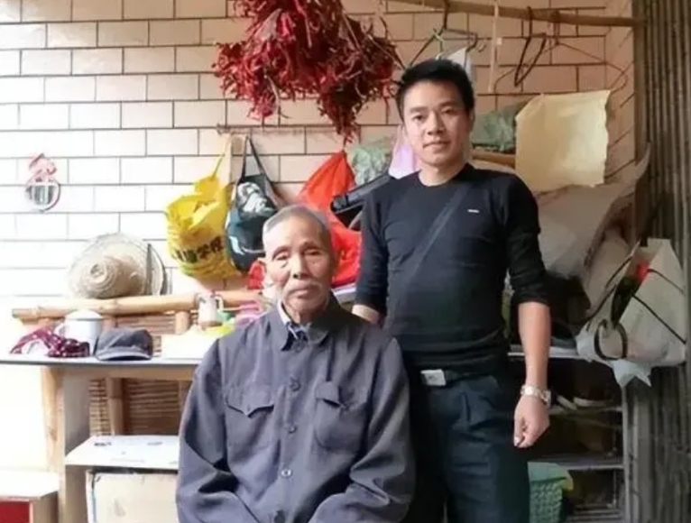 2003年，贵州1男子喝醉掉河里，67岁拾荒老汉舍命救他。男子为报恩，把老汉接回