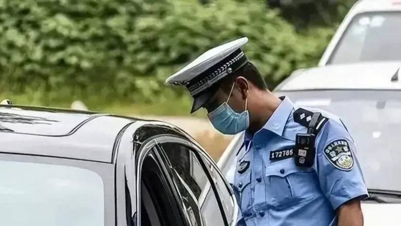 交警太阳城百家乐：5座车坐6人不再扣分？2024年超载新规来了，已有多人中招，车主请注意！