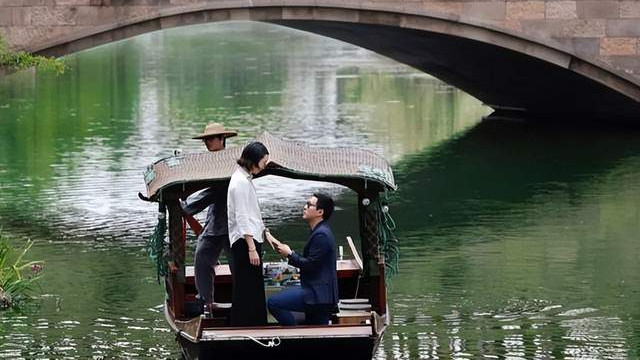 霍家再添喜事！霍启仁求婚成功，霍震霆对泰国儿媳很微妙，对郭晶晶与准儿媳态度迥异