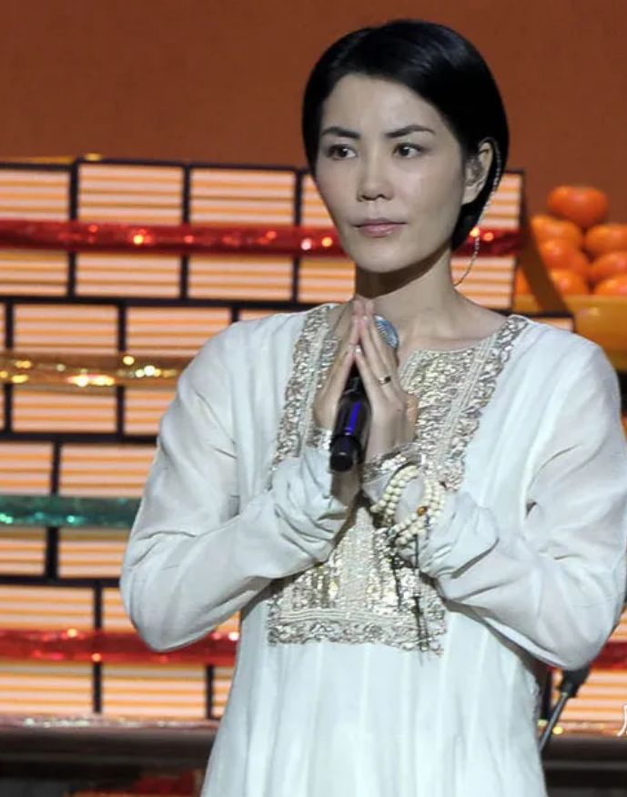 主持人问王菲：“你为什么信佛？”王菲从年轻的时候就信佛了，到现在也没有变过，其实