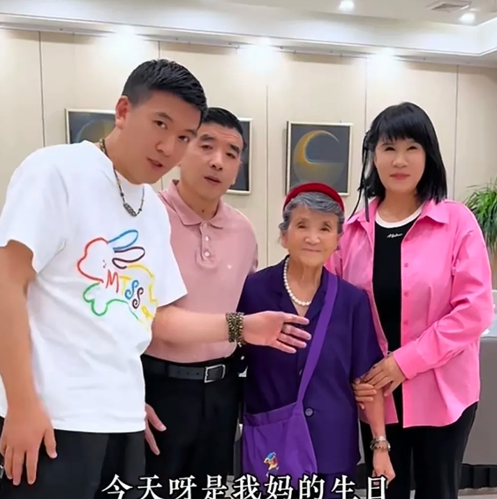 杨子母亲90大寿生日，不见黄圣依身影！

杨子母亲90大寿，杨子祝母亲生日快乐，