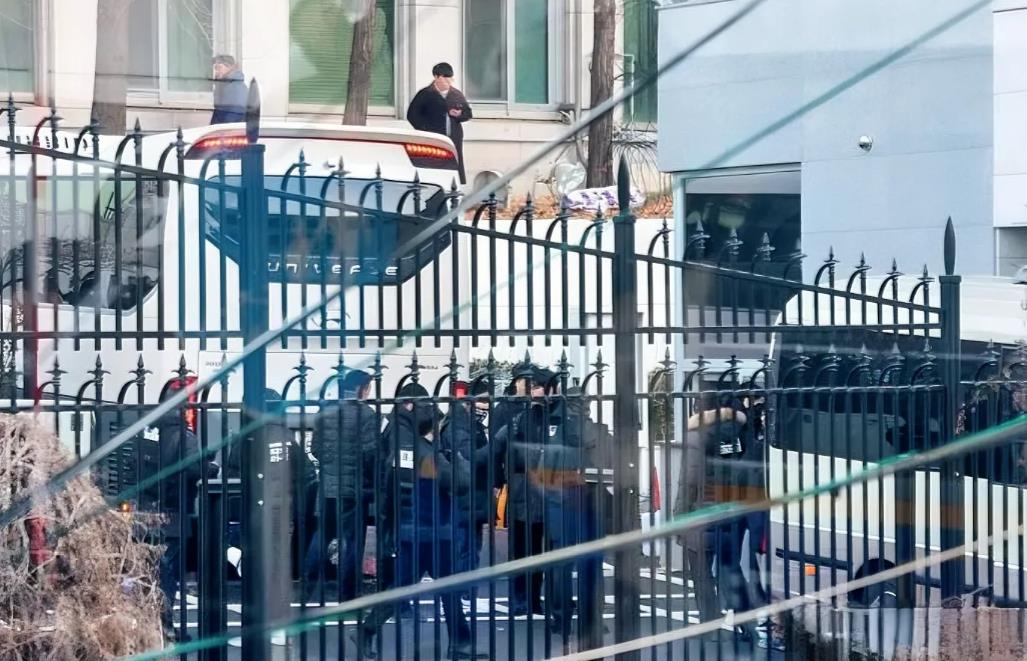 警方抵达尹锡悦住所
在突破了三道封锁线后之后，目前韩国警方和公调处人员已经顺利抵