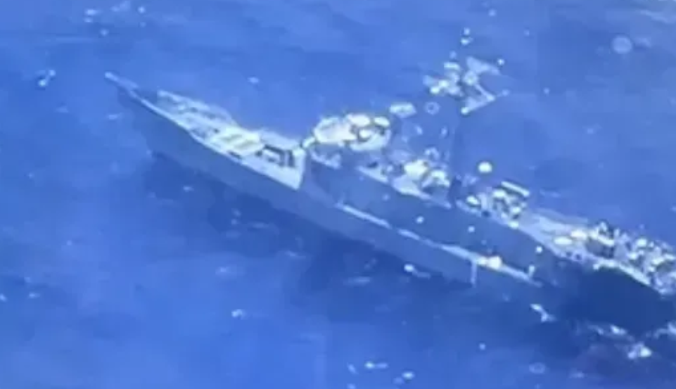 突发消息！
美国林肯号航母战斗群被装击的画面被公布！
被击中的美式驱逐舰被打出几