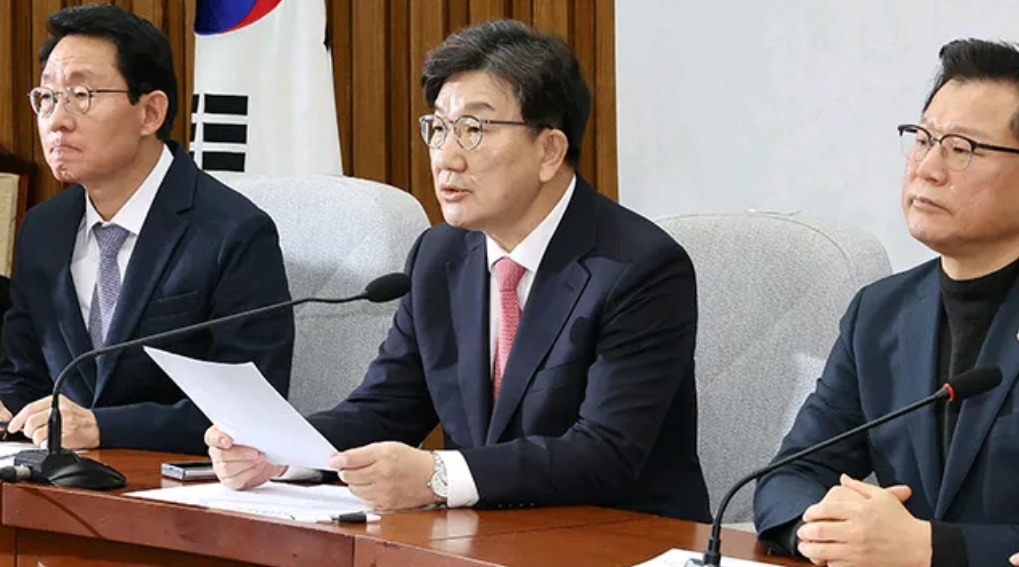 李在明的案子向宪院申请违宪。
最着急的却是执政党权性东。
他担心如果提前大选，李