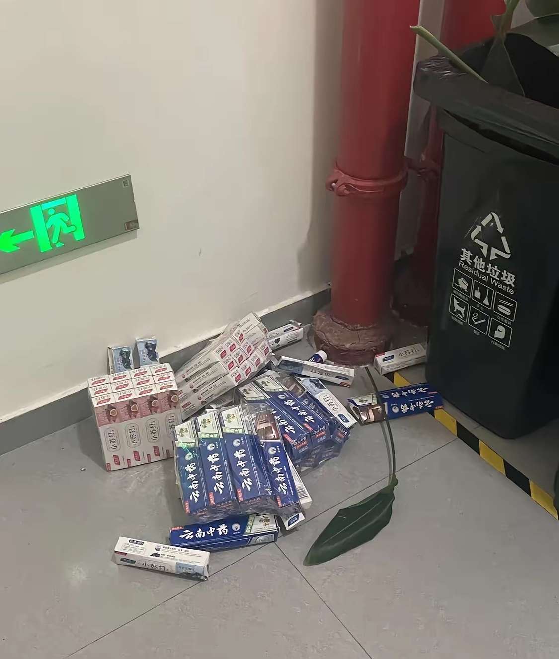 牙膏挺富裕啊，都扔了？