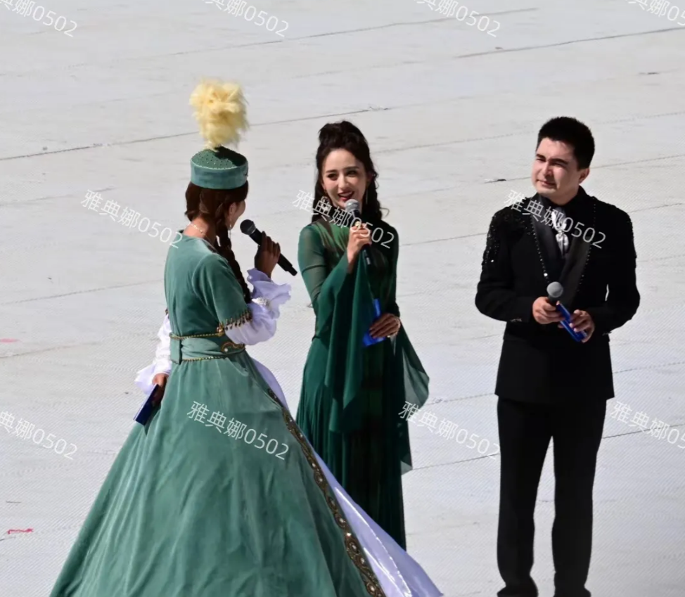 佟丽娅本人太漂亮太惊艳了，深邃浓郁的五官充满异域风情，一对儿小梨涡笑起来又美又俏