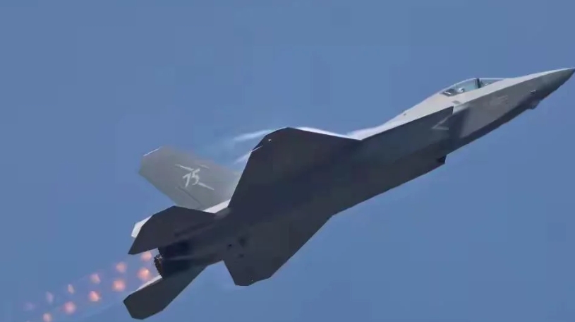 歼-35A 给人带来的震撼可不止一点点，只见它一出场就来了个大迎角盘旋上升，紧接