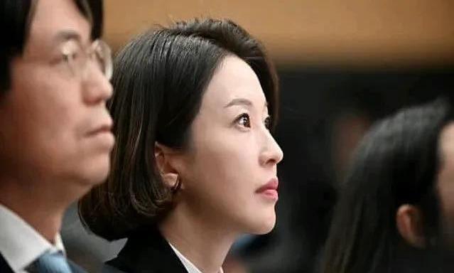 韩国戒严当晚，在国会广场阻挡戒严军，并尝试抢枪的女郎安贵朎今天出席首尔道峰区迎接