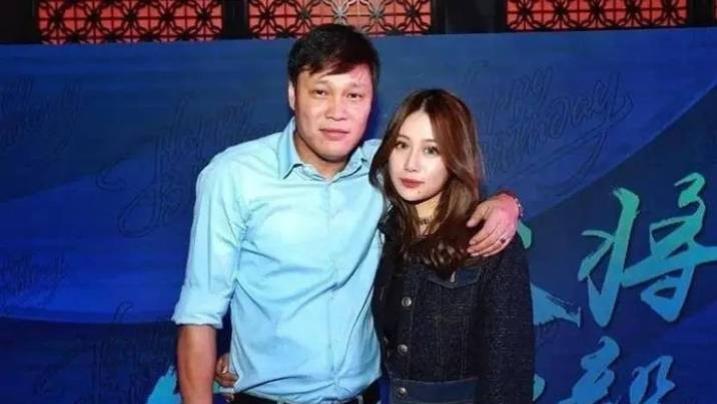 55岁范志毅和小17岁娇妻逛山姆, 他秃顶明显老了, 三婚老婆年轻貌美