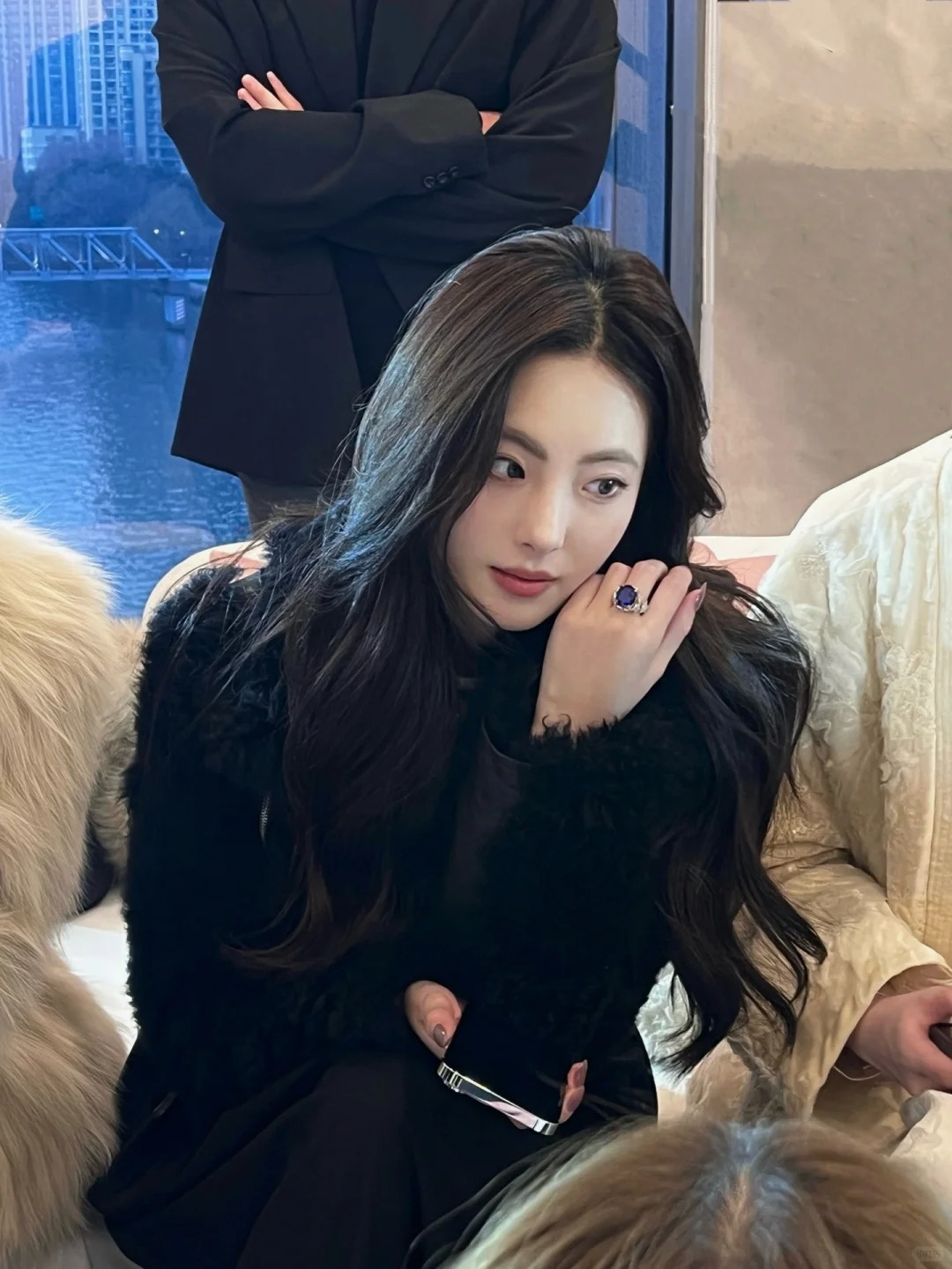 手上戴了一套豪宅
工作间隙匆匆赶来Tiffany珠宝沙龙
整场讲解服务都非常专业