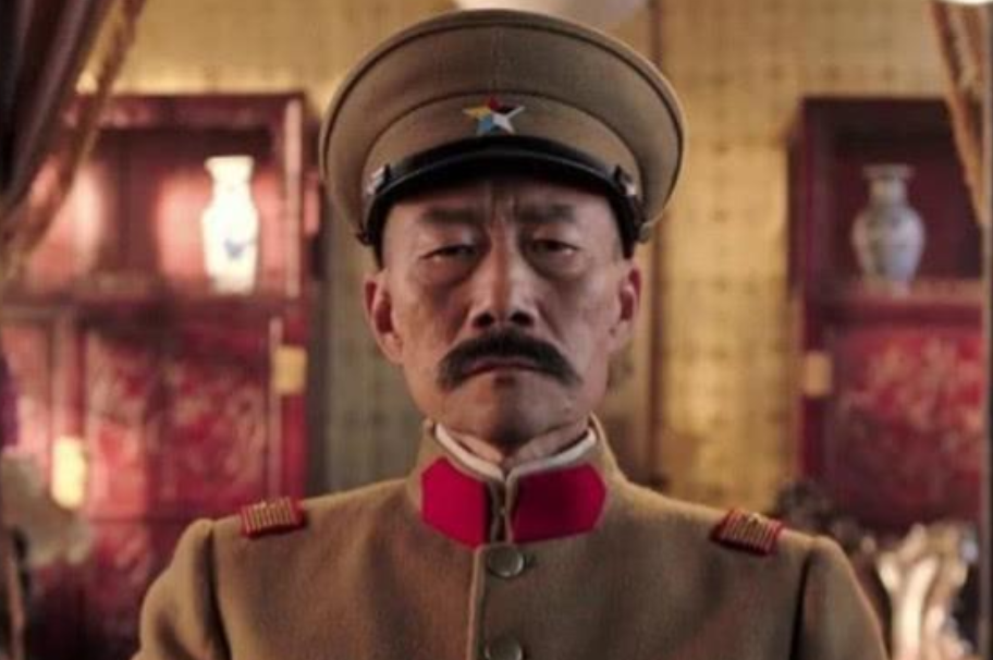 1891年，16岁的张作霖落难乞讨，孙寡妇看中了他，解开衣扣，掏出一块腰牌给他：