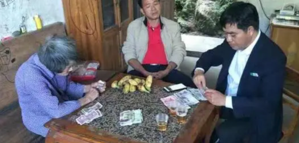 2019年，广西一位七旬老人欠银行3000元，银行行长亲自前去收账，当见到老人的