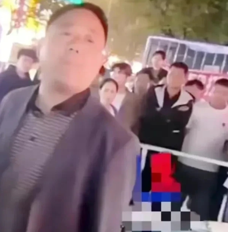 醉汉骚扰女孩后续：警方再发通报，处罚升级，打人者这次跑不掉了。
当地警方听到了公