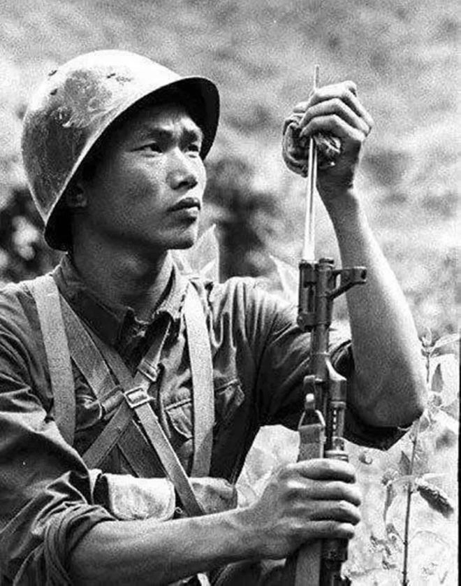 很多人都以为我军曾经大量装备三棱军刺，是因为当时我国的钢材质量不过关，做的刺刀容