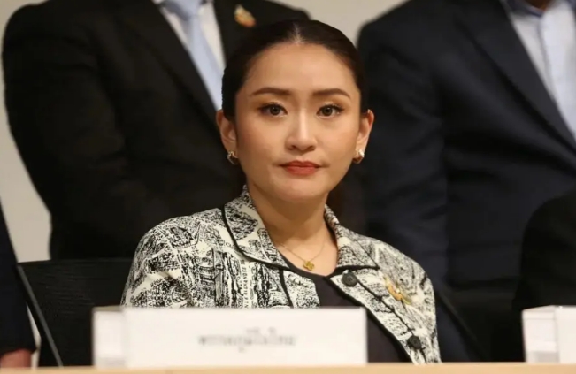 泰国总理访华， 这颜值不输娱乐圈女明星啊，年龄也才三十多岁。
近日泰国总理佩通坦