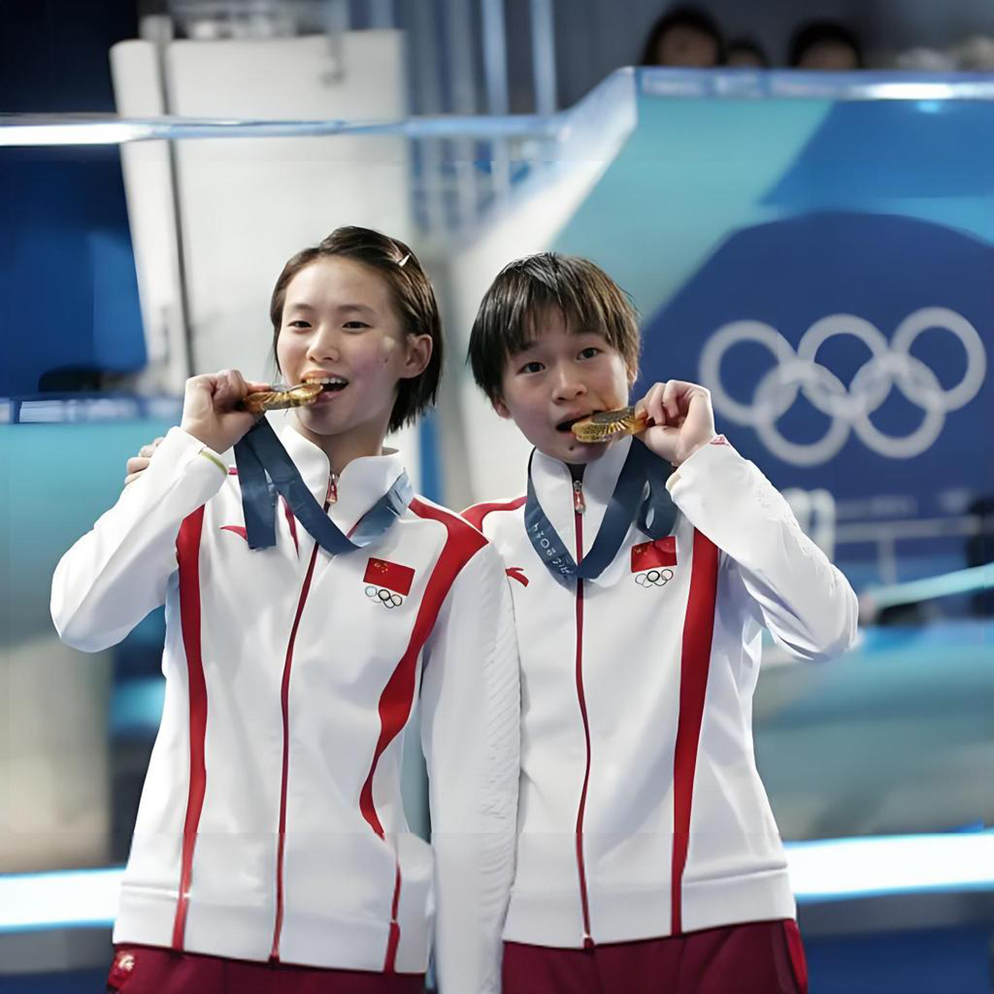 全红婵与陈芋汐：金牌背后的深厚情谊。
全红婵主动让陈芋汐先带金牌，谦虚态度赢得好