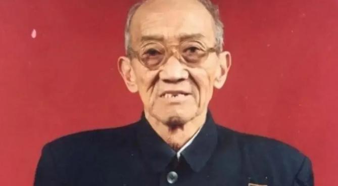 1952年，60军180师政委吴成德被俘，在敌人的折磨下，他瘦了40多斤，双腿肌