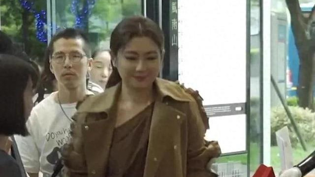 任家萱最新活动照，穿卡其风衣气场全开，自信美丽风采依旧