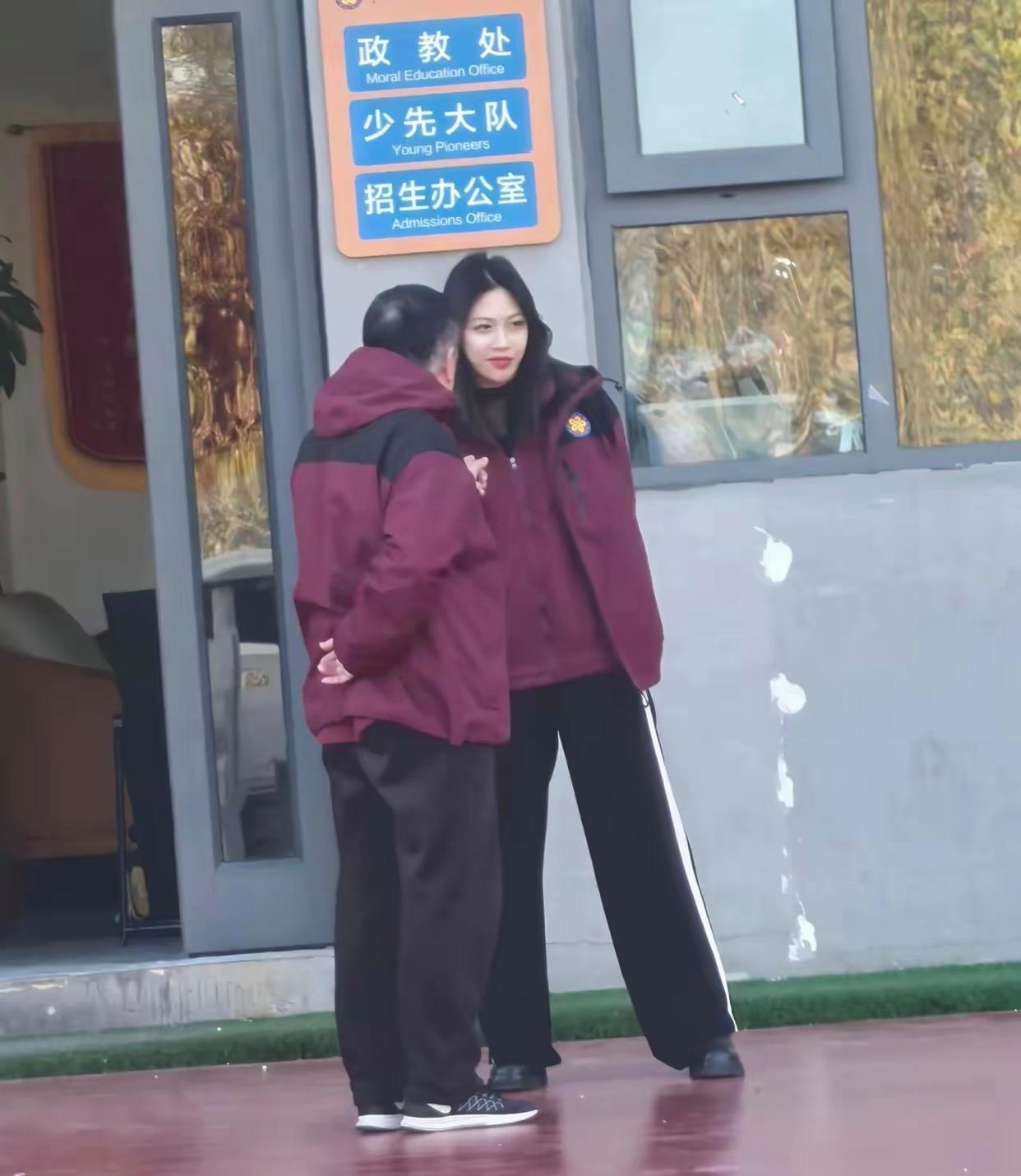 这是一个年轻班主任正在被教导主任批评，这位班主任肤白貌美、一脸不屑的表情亮了～