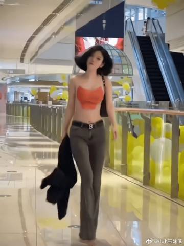 虽然穿衣自由，但是不是有点不合适？ ​​​