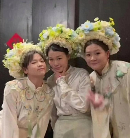 家人们，今天咱来聊聊全红婵家的三姐妹！全红婵大家都熟悉，她的姐姐全红月、妹妹全红