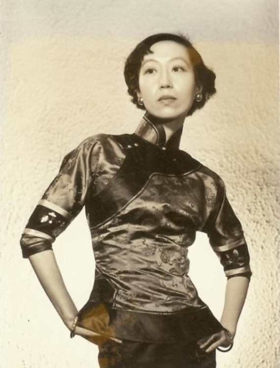 1995年，张爱玲穿着浴袍，在美国洛杉矶的家中去世，她的尸体一周后才被发现。可是
