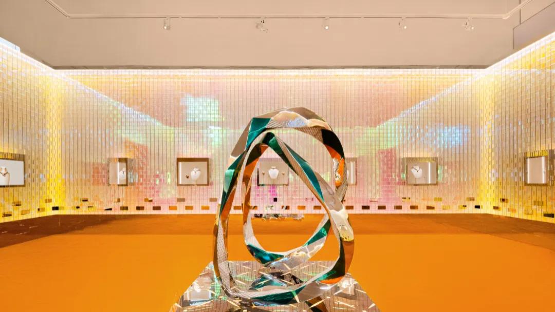 灵蛇图腾碰撞先锋艺术，刷屏北京文艺圈还得是TA！