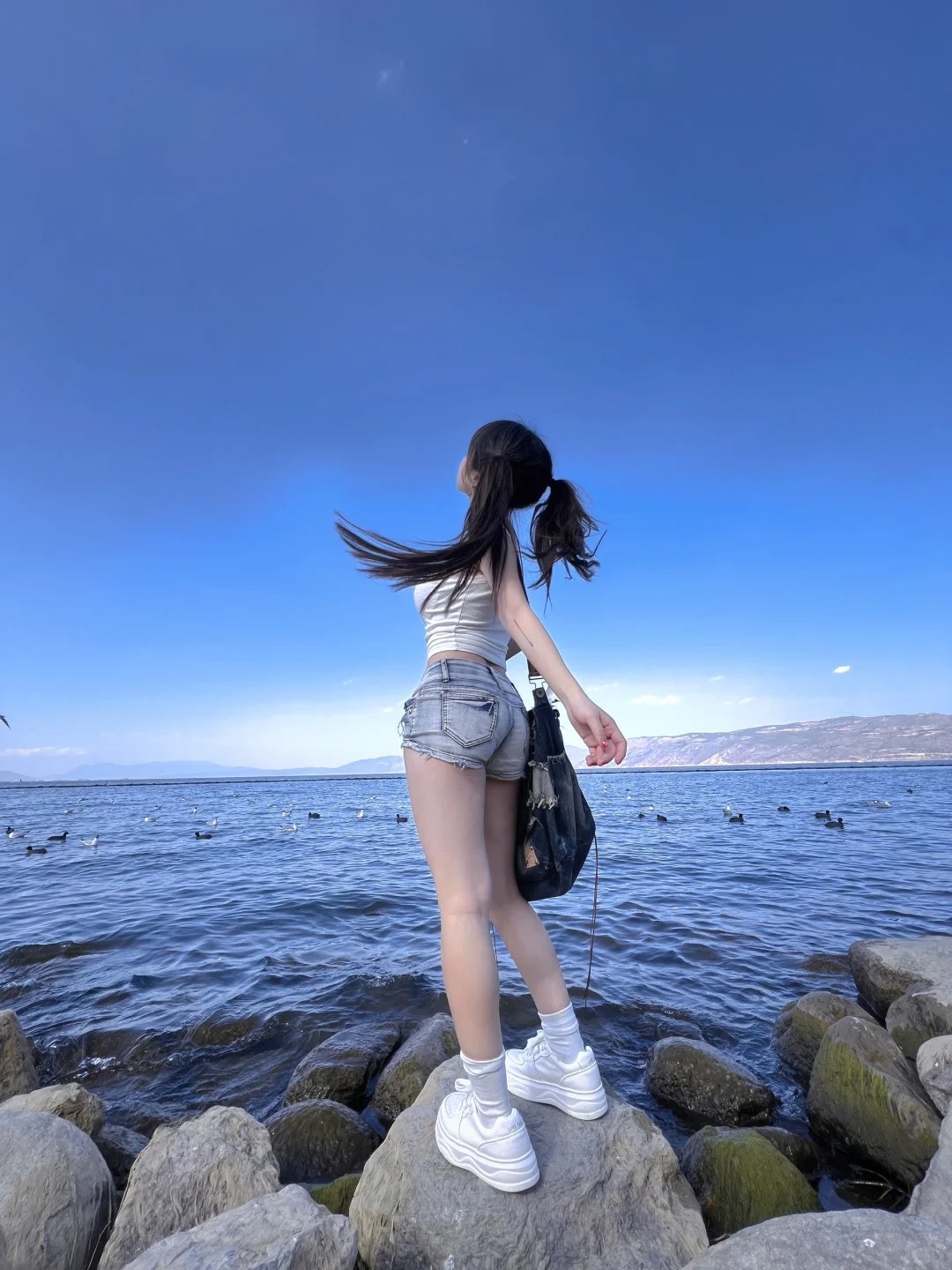 不小心在大理洱海拍出人生照片！
自由自在的照片太有生命力了！！
吹着海风 躺在草