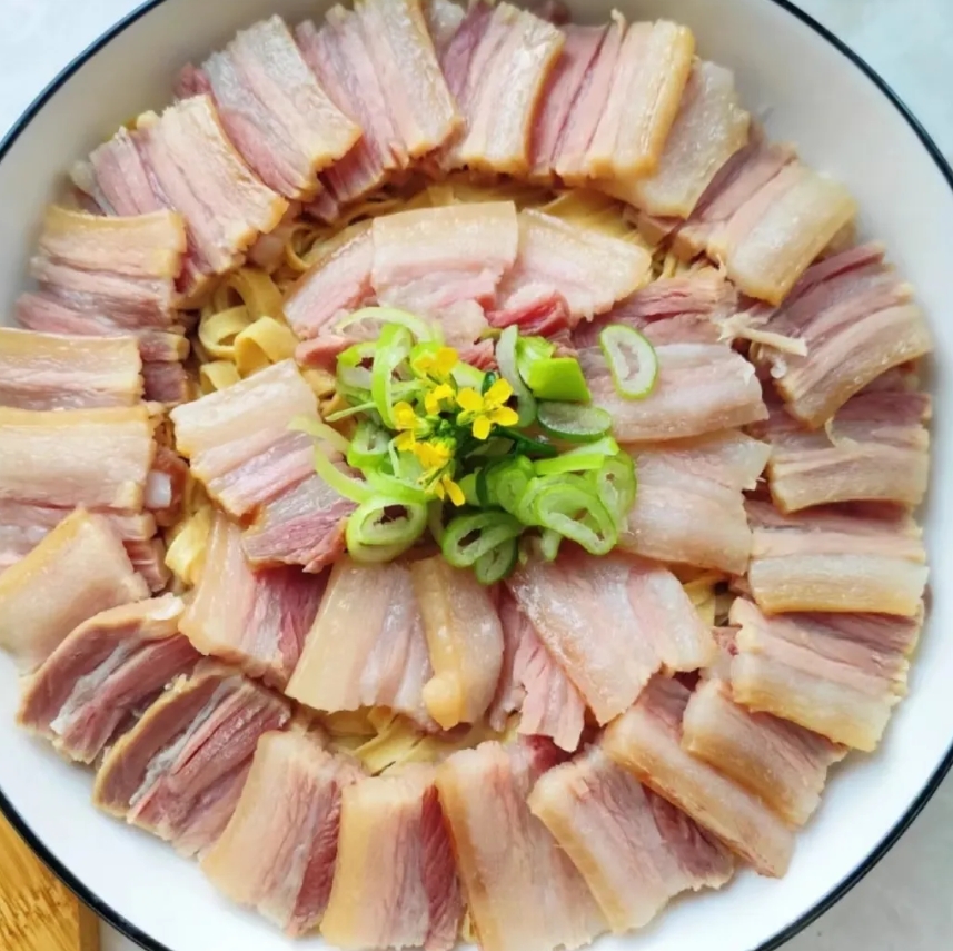你看到有食欲吗?[捂脸]今年去南方哥家拜年。中午其中有这么个菜，让我好笑。一盘水