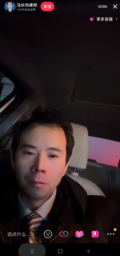 这个男人，一个人躲在车里哭得稀里哗啦！她就是成都被家暴女子小谢的代理律师。案件判