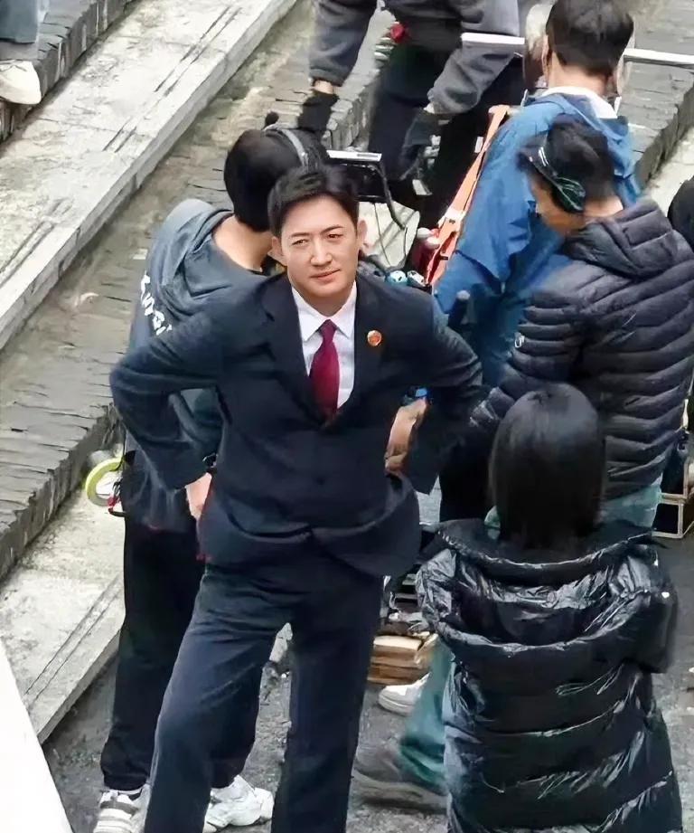 王阳拍戏被网友偶遇了，真不愧是叔圈天花板级别的，出道20年熬到了45岁因为大叔形
