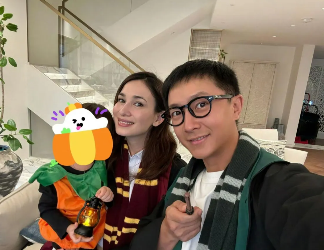韩庚一家三口过万圣节，宝贝女儿已经2岁多了，虽然没有露脸但小手胖乎乎的很可爱。