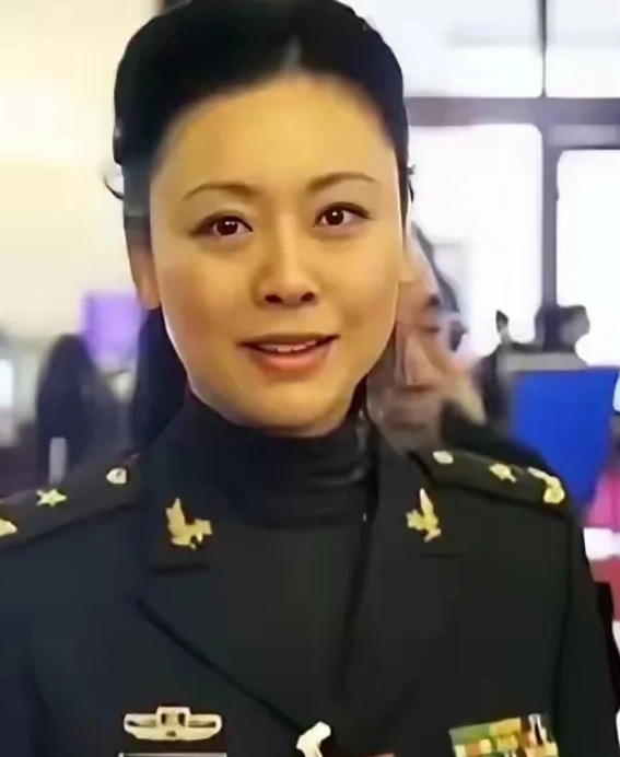 这位国家一级演员，穿的这身军装有知道是什么级别的吗？她是一个什么等级，这些牌牌又