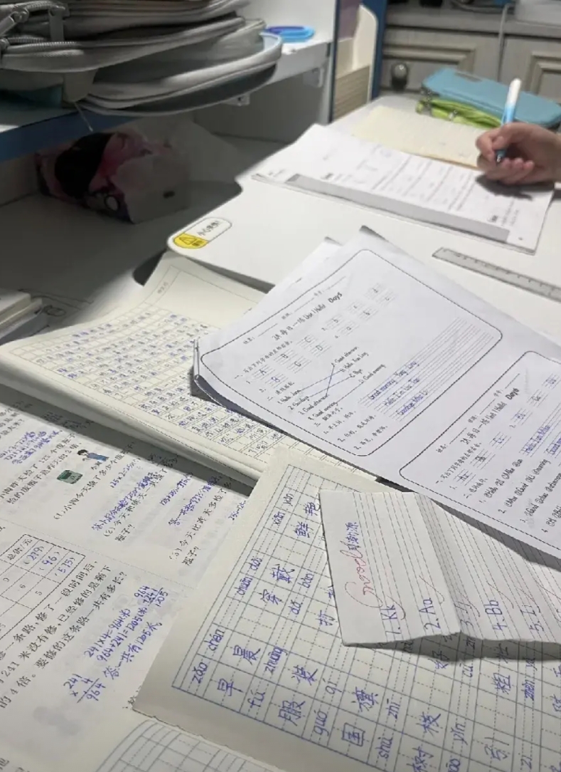 如今的教育似乎真的存在问题。初中生早上 7 点 20 便要到校，晚上 6 点 4