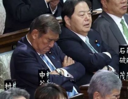 石破茂在首相选举现场睡着了，官方解释来了。“我听说首相每天工作到很晚，因为感冒吃