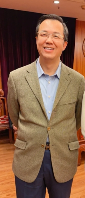 卓伟，原名韩炳江被誉为"中国内地第一狗仔