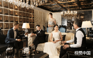 妹妹未婚夫当众抱住我，我一把推开他错愕，我：大哥我不是女主啊