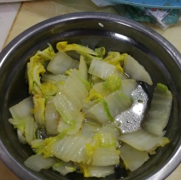 晚上没忍住跟婆婆吵了一架。大白菜已经连着吃了一星期了，今天晚上我一看又是清炒大白