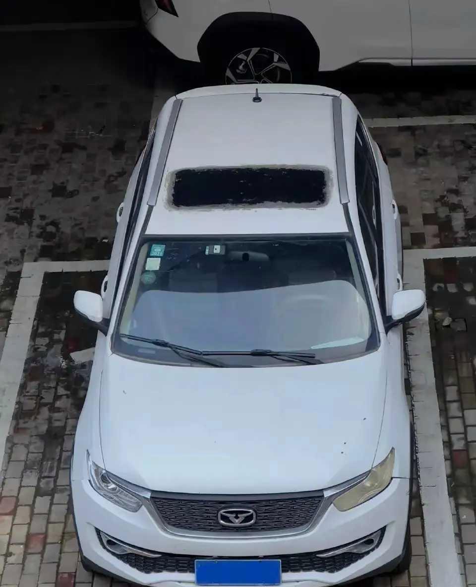 这两台车，竟然都封了天窗，莫非有卧龙的地方必有凤雏？