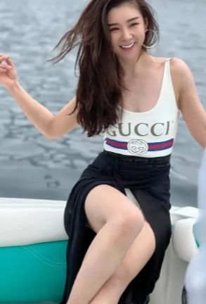 我滴天呐！李小萌，裸脚坐在船上凌乱的长发，肤白貌美，倾城容颜呀，40岁的年龄，成