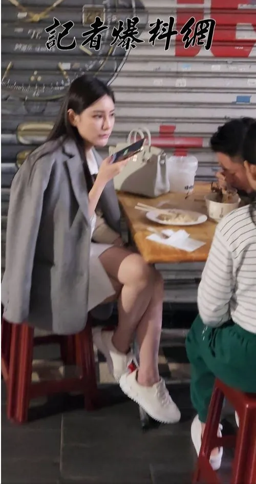 大家发现没有，汪小菲女儿用上手机了，新女友这大长腿，真漂亮！
网友在台北夜市拍到