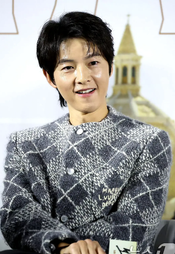 宋仲基自从离婚以后状态就越来越油腻了!
原来他长相白净秀气气质清爽，还是聪明的学