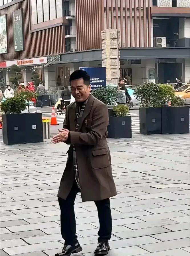别再被电视剧演员骗了，真实情况如下！

许亚军，电视剧《人民的名义》主演，杭州拍