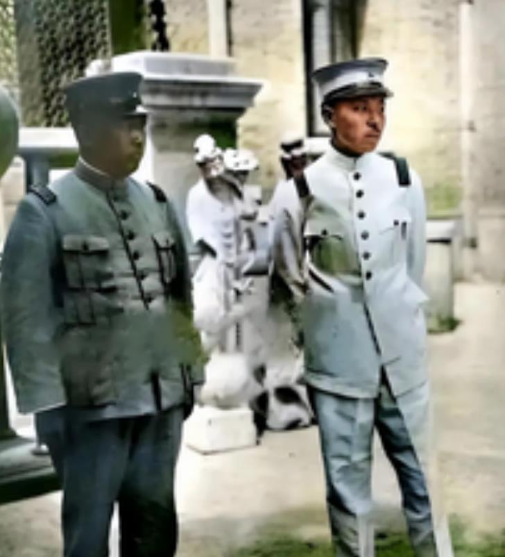 1928年，杨宇霆被枪决前跟张学良合影，注意看站姿，早已貌合神离
在历史的尘埃中