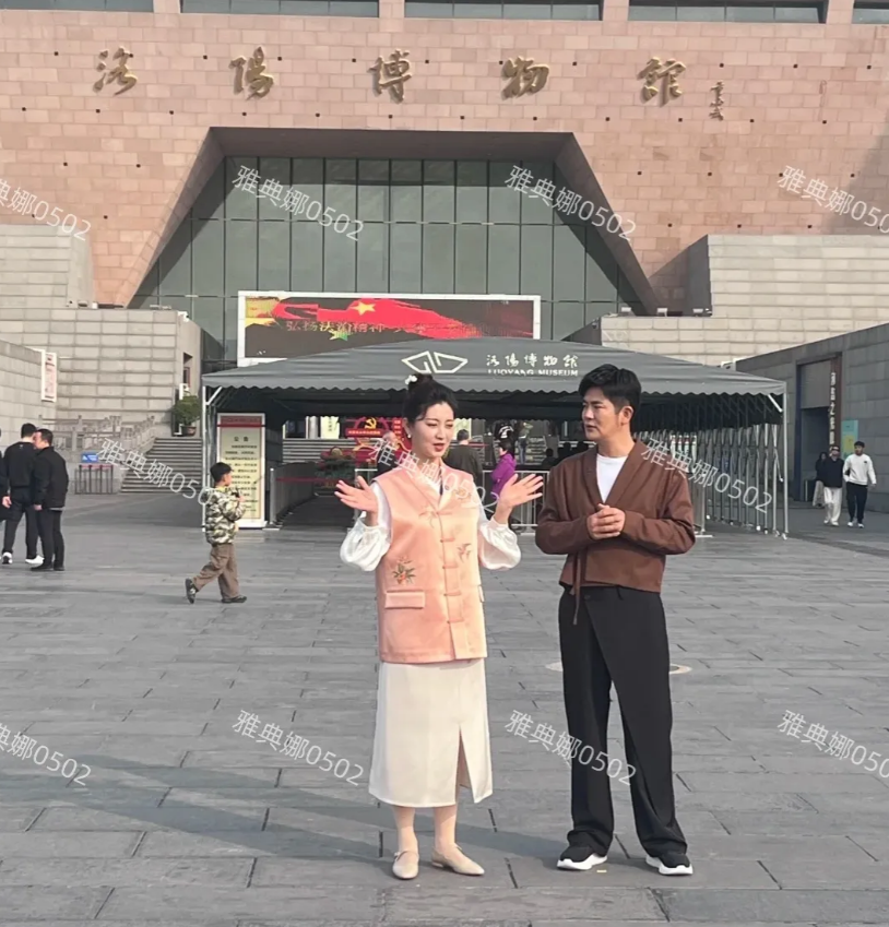 洛阳博物门前遇到《甄嬛传》里的眉姐姐和温太医!
眉姐姐本人好端庄好秀美，就是衣服