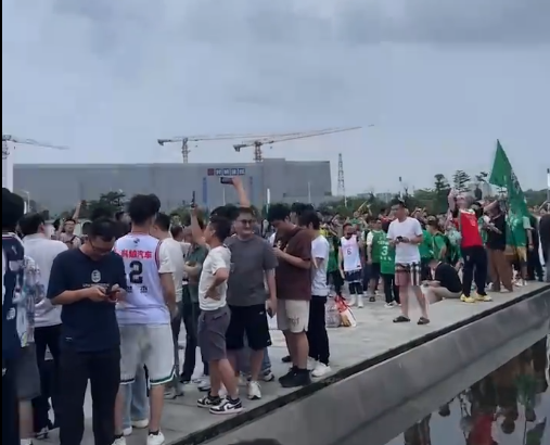 还挺文明！辽粤大战G4赛前，双方的球迷在东莞篮球中心的球馆外进行了另一场较量，辽