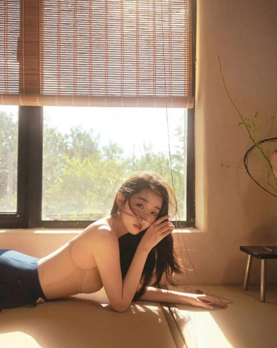 蒋梦婕上衣大敞裸感内衣，古典美女遇上性感风

提起蒋梦婕，很多人脑海中首先浮现的