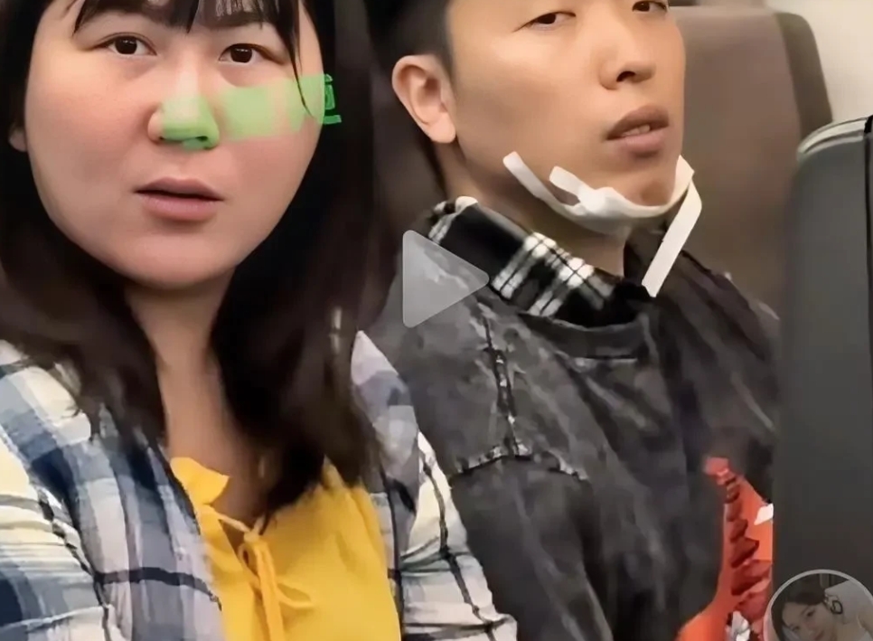飞机上砸门辱骂空乘！这女子脑子进水了吧？
2月6日，由新加坡飞往上海的航空SQ8