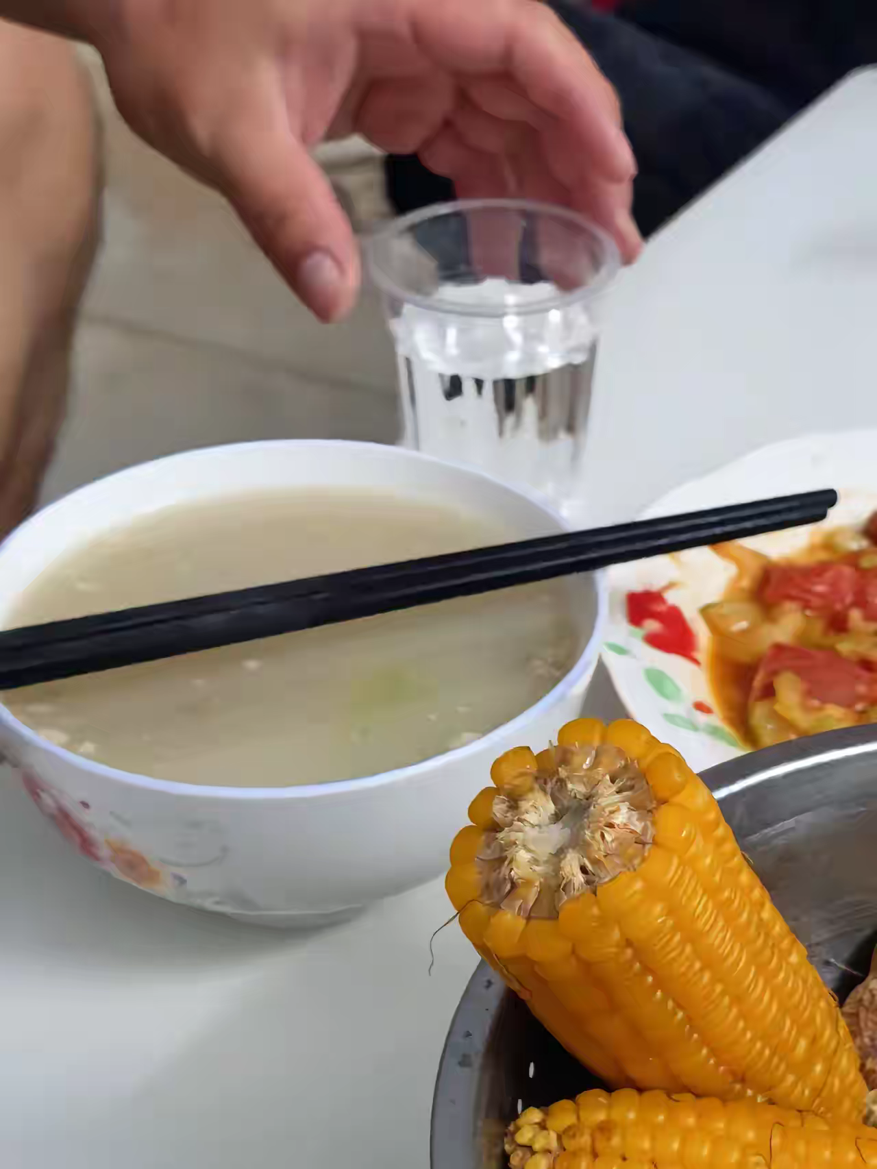 眼睁睁看着公公给老公倒白酒，快满了的时候还在倒，我忍不住轻轻说了句：“爸，别让他